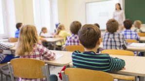 Bambino di sette anni in classe con i coltelli. Dà una testata alla maestra che finisce in ospedale