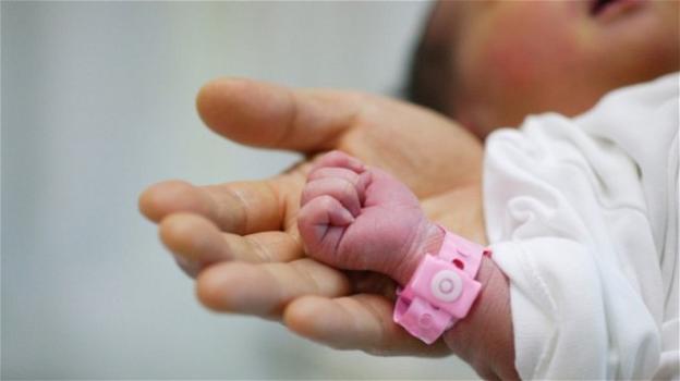 Cina, voleva un maschio ma nasce una bambina: vende la figlia per 5 mila euro
