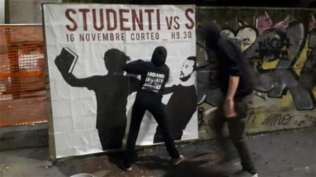 Salvini aggredito da uno studente con un libro: i nuovi manifesti a Milano
