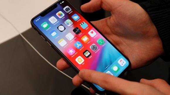 L’Antitrust multa Apple e Samsung: “Gli aggiornamenti software rallentano i dispositivi per spingere ad acquistare i nuovi modelli”