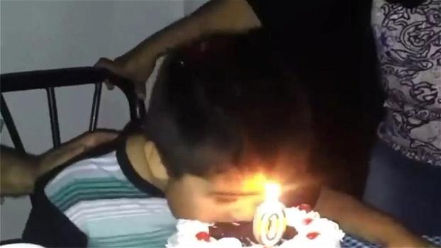 Bambino morde impaziente la torta del suo compleanno: quello che accade manda tutti nel panico!