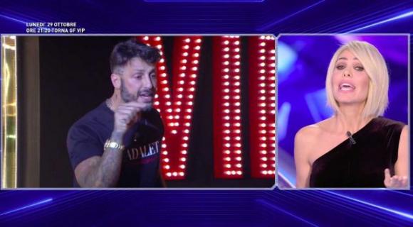 Ilary Blasi invita Fabrizio Corona al Grande Fratello Vip e lo asfalta in diretta tv! “Ricordi cosa mi hai fatto 13 anni fa?”