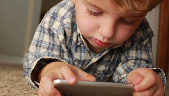 “Dare a tuo figlio uno smartphone è come dargli un grammo di cocaina”