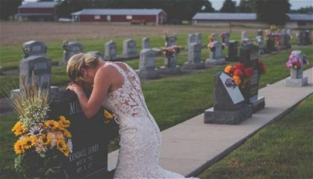 Muore in un incidente poco prima delle nozze, lei piange sulla tomba vestita da sposa