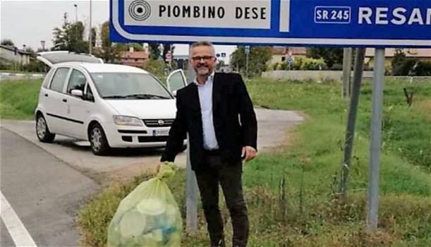Lancia la spazzatura dall’auto: il sindaco gliela riporta personalmente a casa