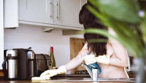 Arrivano le sexy colf che fanno le pulizie e stirano nude: “Costano 50 euro all’ora”