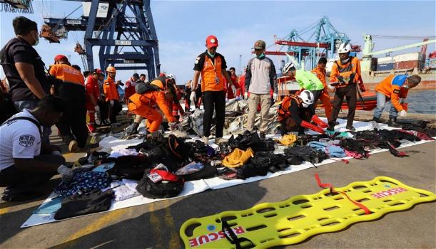 Tragico incidente in Indonesia, si schianta aereo di linea con 189 persone a bordo: un italiano tra le vittime