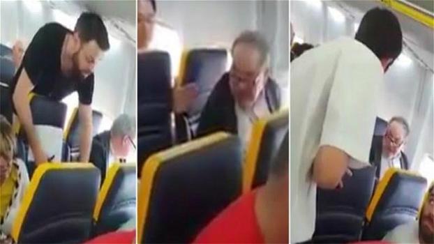 “Brutta nera bastarda, cambia posto”: insulti razzisti sul volo Ryanair. Indignazione sul web