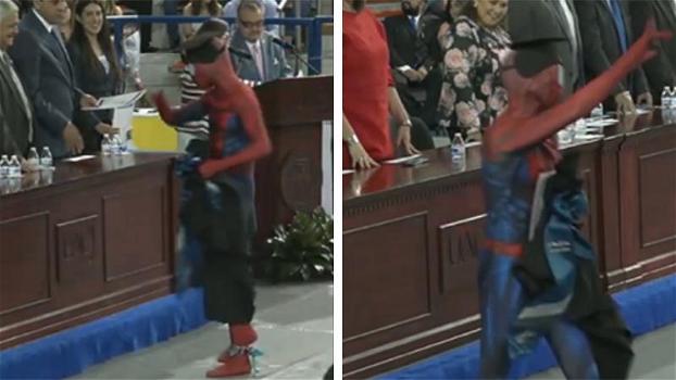 Studente di giurisprudenza si presenta alla proclamazione della laurea vestito da Spiderman