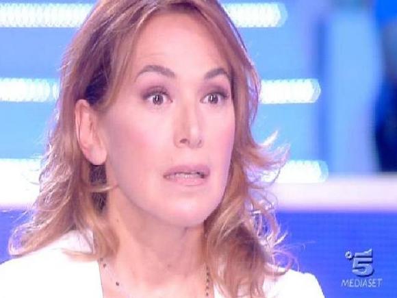 Domenica Live, Lorenzo Crespi spiazza tutti e pubblica sms privati degli autori: “Karina Cascella è pazza”
