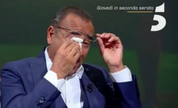 Carlo Conti in lacrime a L’intervista, Fabrizio Frizzi e sua madre: “Sarei potuto morire a causa di….”