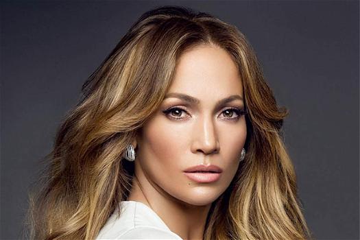 Jennifer Lopez e il nuovo abito Versace: un look mozzafiato