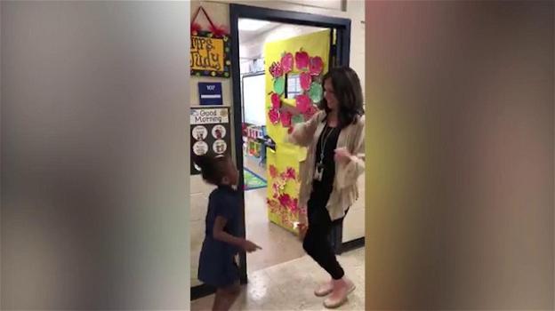 Usa, la maestra fa scegliere ai bambini il saluto prima di accoglierli in classe. Il video è virale