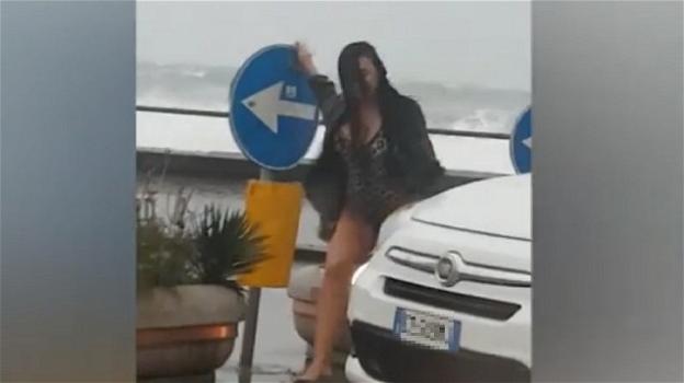 Napoli, ragazza in costume in mezzo alla tempesta: è polemica