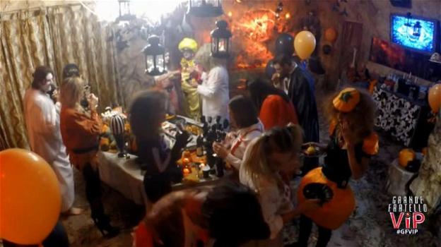 "Grande Fratello Vip 3": i concorrenti festeggiano la serata di Halloween con gli abiti scelti dai loro fan