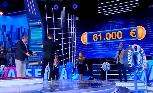 “Caduta Libera”, due concorrenti si fidanzano in diretta: “la prima volta in 30 anni”
