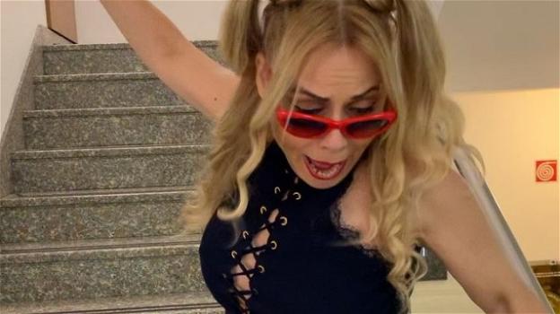 Lisa Fusco scende le scale con tacchi altissimi e casca: le immagini diventano subito virali