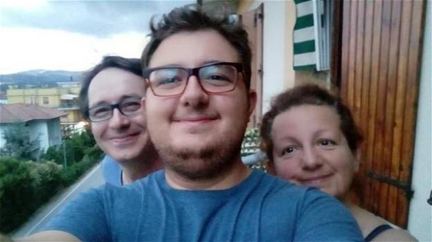 Pesaro-Urbino, i familiari lo aspettano per discutere la laurea: 23enne precipita dalla finestra e muore