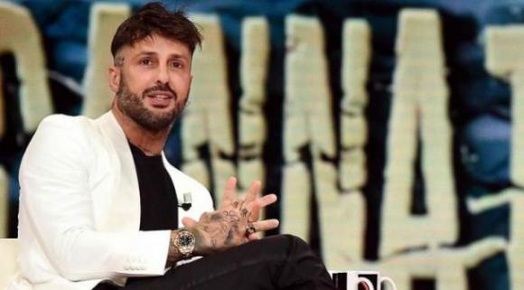 Fabrizio Corona asfalta Cecchi Paone: “strumentalizza la sua omosessualità”. Asia Argento bacia un altro
