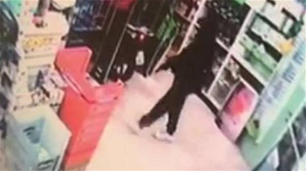 Milano: 18enne rapina una farmacia, punta la pistola e ride. Aveva scritto su Facebook “Stimo i rapinatori”