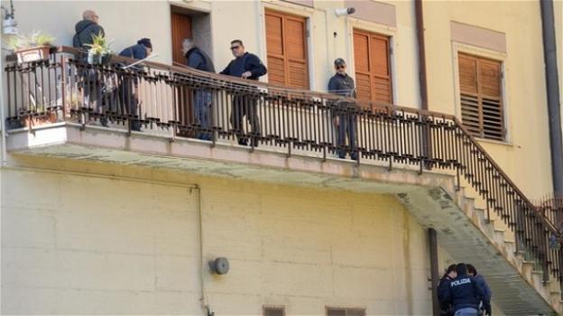 Avellino, uccide l’amante e accoltella la compagna: all’arrivo dei Carabinieri si getta dal balcone