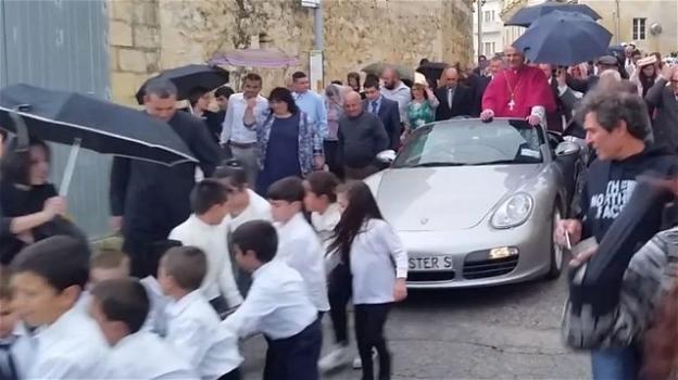 Malta, arcivescovo festeggia la nomina in processione: in sella ad una Porsche trainata da bambini