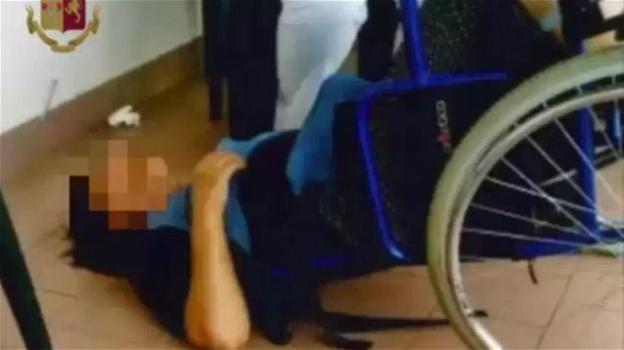 Maltrattamenti in una casa di riposo, due arresti. Un’anziana sulla sedia a rotelle lasciata a testa in giù