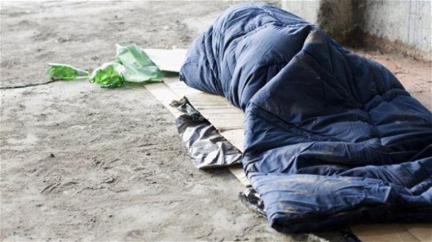 Londra, senzatetto chiede ospitalità per il cane ma a lui viene negata l’entrata: muore di freddo poco dopo