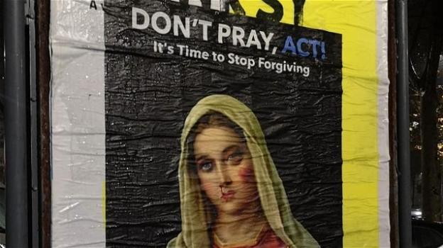 Milano, affissi manifesti con il volto della Madonna tumefatto dalle botte
