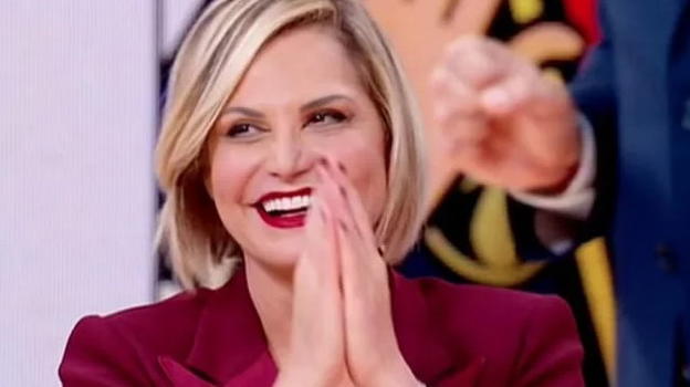 Simona Ventura si sfoga con un duro attacco su Instagram: "Più mi fate male, più mi carico"