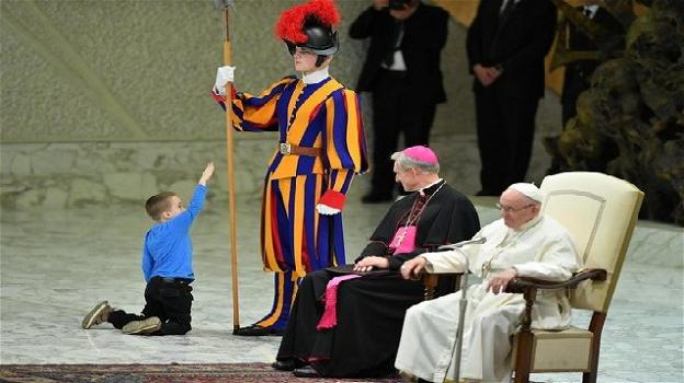 Papa Francesco divertito da un bimbo di tre anni senza regole. Poi rivela una difficoltà del piccolo