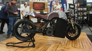 Savic Alpha: dal Melbourne Moto Expo la cafè racer elettrica con design vintage e cuore hi-tech