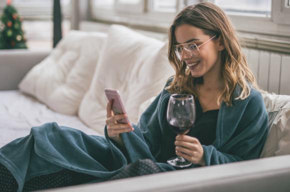 Stare a casa da soli la sera è la nuova filosofia di vita. Ti basta un drink, un film e…un divano!