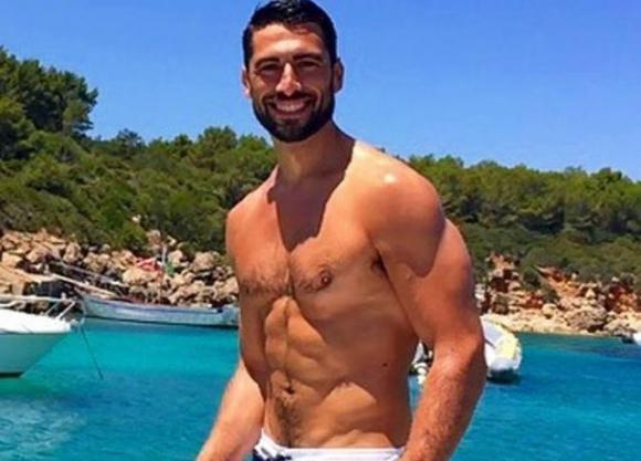 Giovanni, il medico più bello d’Italia che sta facendo impazzire il web: “Le donne fingono di infortunarsi per vederlo”
