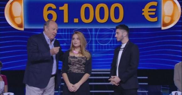 “Caduta Libera”, due concorrenti si fidanzano in diretta: “la prima volta in 30 anni”