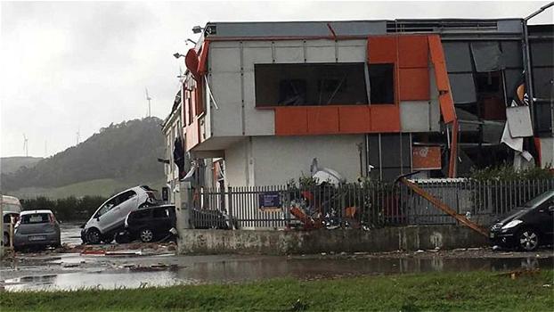 Maltempo, Crotone colpita da un tornado: le immagini shock