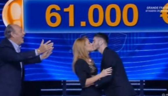 “Caduta Libera”, due concorrenti si fidanzano in diretta: “la prima volta in 30 anni”