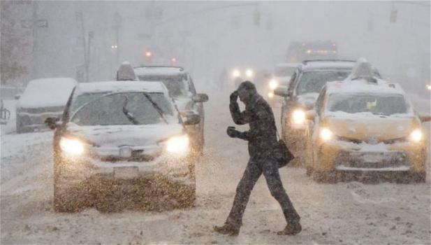 Tempesta di neve in 16 Stati, a New York almeno 8 morti e 400mila persone al buio. La più violenta di novembre dal 1938