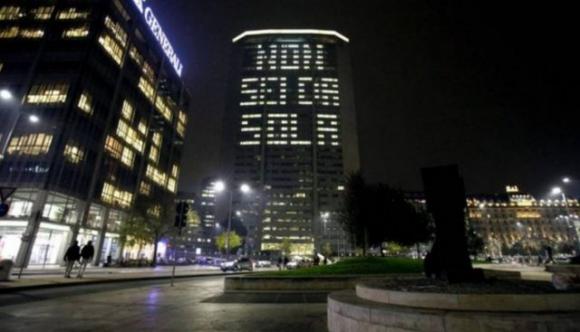Milano, il Pirellone si illumina contro la violenza sulle donne: “Non sei da sola”