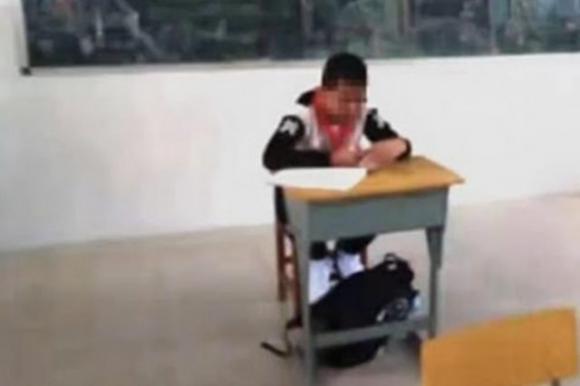Il bambino ha un tumore, l’insegnante lo isola a scuola perché “è contagioso”
