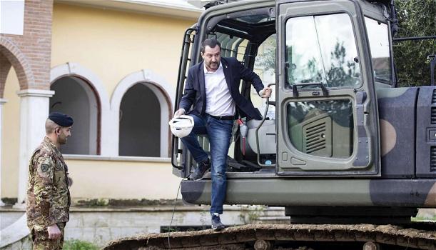 Salvini sale sulla ruspa e avvia l’abbattimento alla villa dei Casamonica