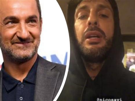 Fabrizio Corona distrugge Nicola Savino: “Piccolo nano, ti ricordi quando…”