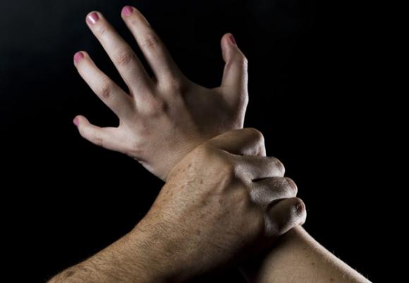 Milano, il Pirellone si illumina contro la violenza sulle donne: “Non sei da sola”