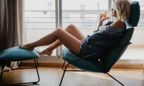 Stare a casa da soli la sera è la nuova filosofia di vita. Ti basta un drink, un film e…un divano!