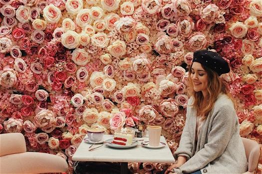 Questo bar di Londra è pieno di rose ed è il più “Instagrammabile” del momento