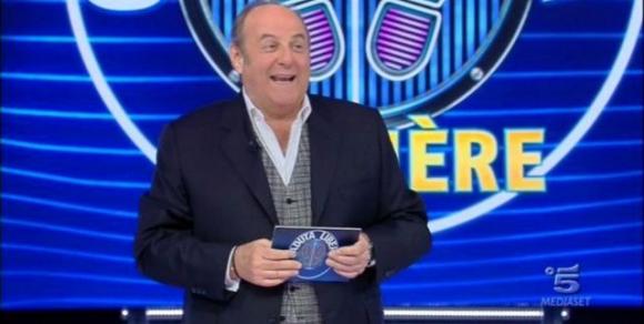 “Caduta Libera”, due concorrenti si fidanzano in diretta: “la prima volta in 30 anni”