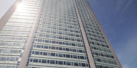 Milano, il Pirellone si illumina contro la violenza sulle donne: “Non sei da sola”