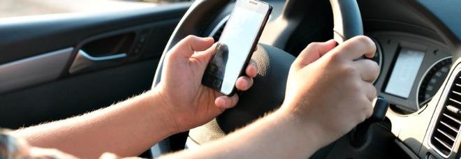 Smartphone vietato mentre si guida, anche con gli auricolari: “Troppi incidenti a causa loro”