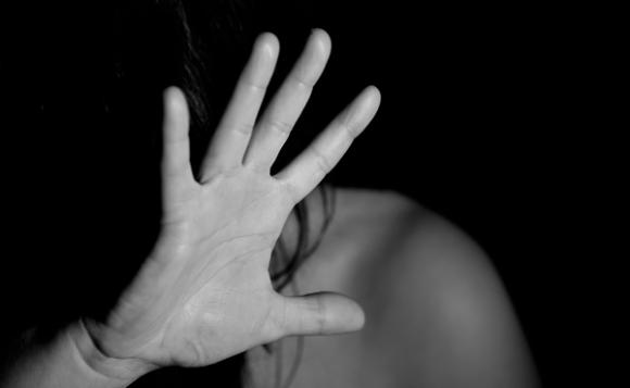 Milano, il Pirellone si illumina contro la violenza sulle donne: “Non sei da sola”