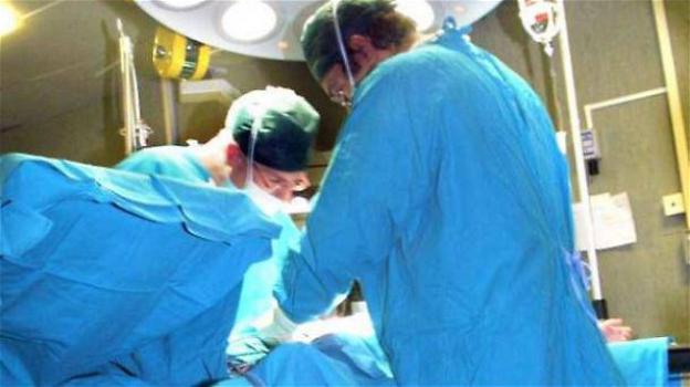 Chirurgo ubriaco in sala parto, mamma e figlio muoiono durante il parto cesareo